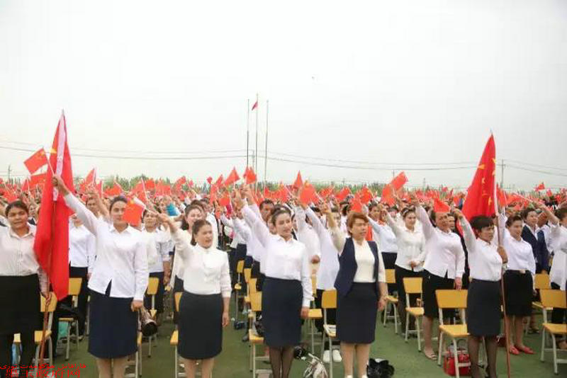 教育系统举行和田地区万名师生集体发声亮剑宣