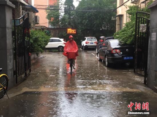 6月23日清晨,北京降雨持续,并出现了短时大雨。 <a target=\'_blank\' href=\'http://www.chinanews.com/\' >中新网</a>记者 富宇 摄