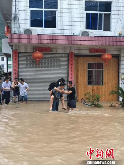 黄沙腰镇暴雨袭击,转移民众 遂昌宣传部提供 摄