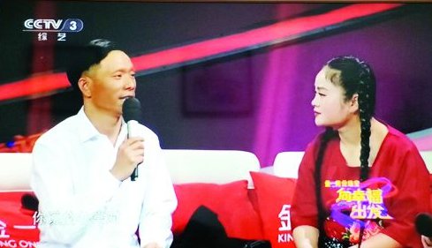 丈夫生病,妻子不离不弃表演“绝活”赚钱