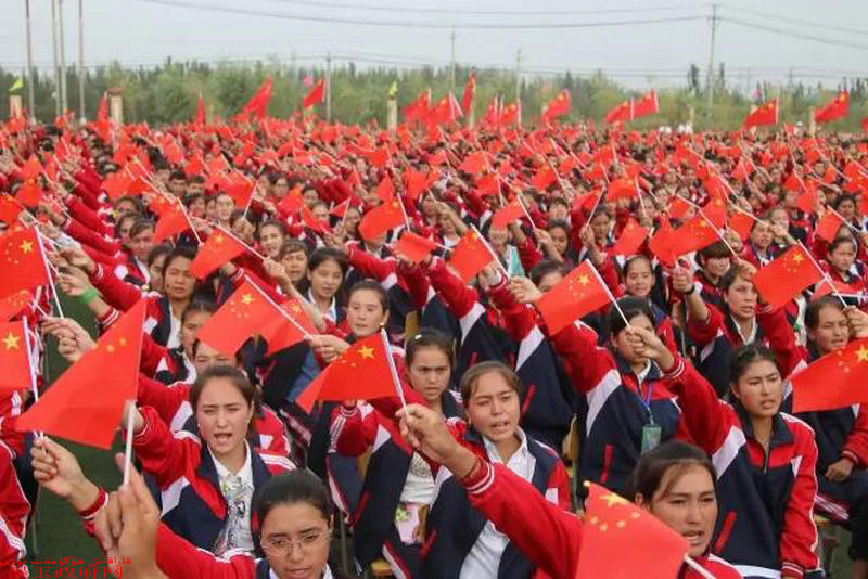 教育系统举行和田地区万名师生集体发声亮剑宣