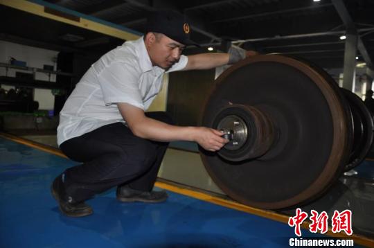 图为张昌钦正在工作。 张文饶 摄