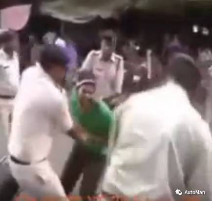 无证驾驶，阿三直接揍