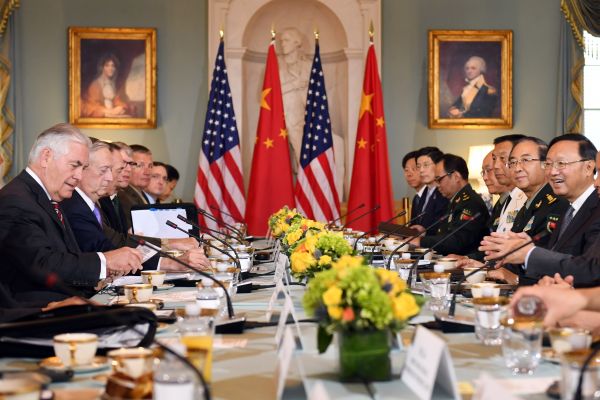 21日,中国国务委员杨洁篪(右一)同美国国务卿蒂勒森(左一)、国防部长马蒂斯(左二)配合主持中美外交宁静对话。中央军委委员、中央军委团结顾问部顾问长房峰辉(右二)等到场对话。(新加坡《团结早报》网站)