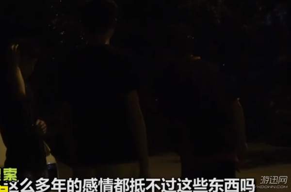 主播网吧甩万元现金测试拜金女 事情败露被怒