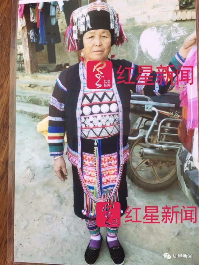 家人出示赵新妹生前的照片 图片来源：红星新闻