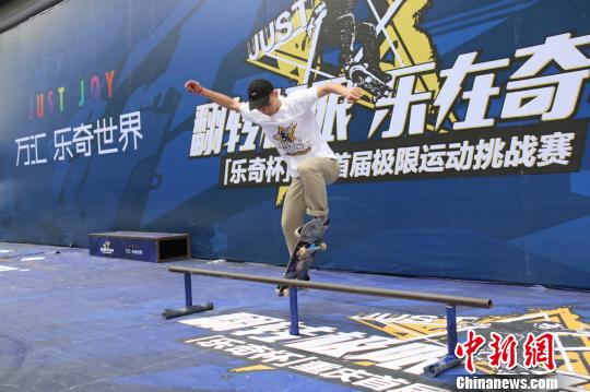 图为极限选手表演。 钟欣 摄