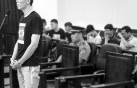  6月22日，长沙市中级人民法院，被告人刘某锋在庭上受审，坐在旁听席上的家属已泣不成声。图/记者杨旭