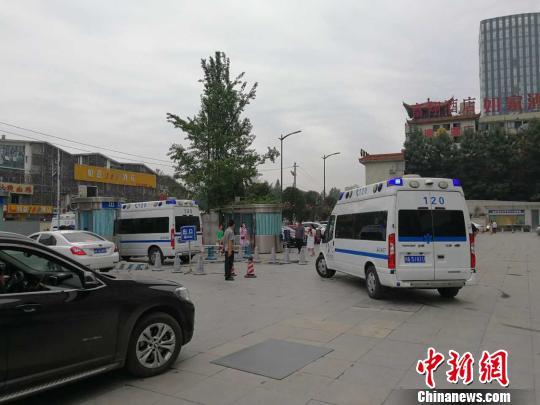图为国家紧急医学救援队出发茂县 钟欣 摄
