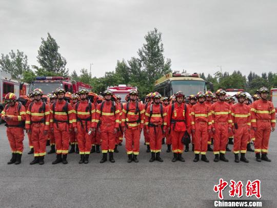 四川德阳消防派出重型地震救援队增援茂县