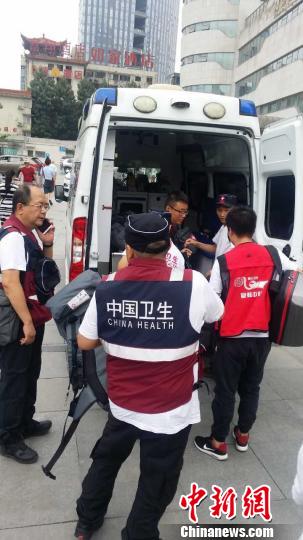 图为国家紧急医学救援队出发茂县 钟欣 摄