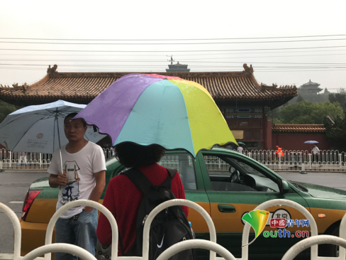 出租车停靠在故宫博物院北门的司机。中国青年网记者 张瑞宇 摄