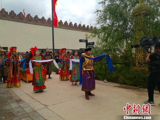 图为活动现场烤全牛仪式。 张林虎 摄
