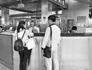 机场工作人员帮于先生(右二)紧急联系运送事宜