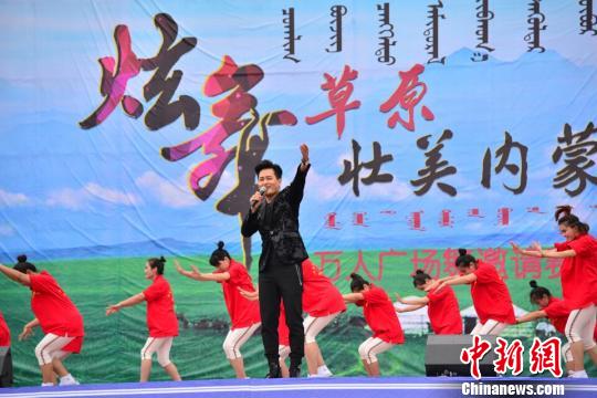 图为歌手云飞在现场倾情驻唱。 张林虎 摄
