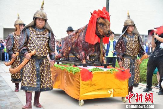 图为活动现场烤全牛仪式。 张林虎 摄