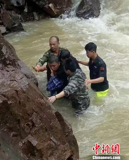 图为：民警在洪水中救援。　徐民哲(通讯员) 摄