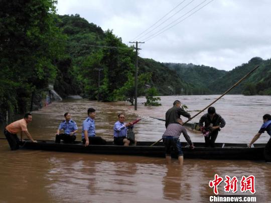 驻当地武警官兵、预备役民兵和消防官兵在重灾地区开展抢险和救援。　王芳　摄