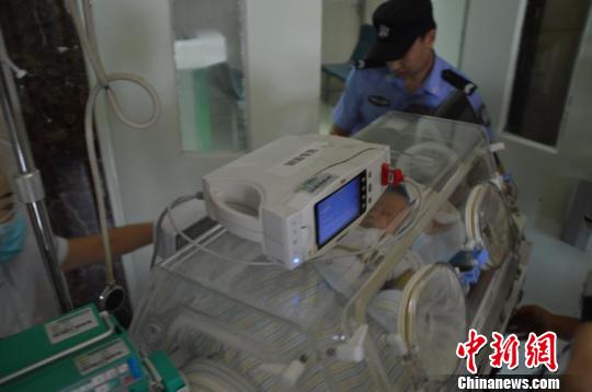 图为孩子乔某被送往华西附二院儿童重症监护室。　贺劭清　摄