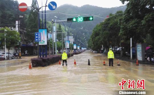 图为：遂昌民警在积水中执勤。　徐民哲（通讯员） 摄