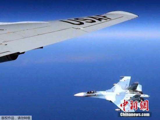 6月21日，俄国防部长绍伊古乘机前往加里宁格勒时，空中遭遇一架北约F-16战机试图靠近绍伊古的座机，迫于护航的俄方战机发出警告，北约战机随后飞离。图为当地时间6月19日，俄罗斯苏-27战机空中拦截美国RC-135U侦察机。