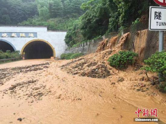 资料图 6月24日，杭瑞高速公路晓起隧道往婺源方向出口，巨大的洪水掺杂着泥石流不断涌入高速公路路面，往隧道里倒灌。 夏睿德/图