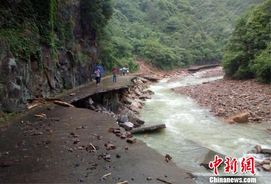 图为：遂昌一处道路被洪水冲毁。　徐民哲（通讯员）　摄