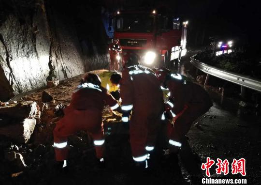 图为：救援人员连夜清理道路。　徐民哲(通讯员) 摄