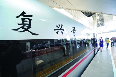 “复兴号”采用全新低阻力流线型头型和车体平顺化设计,线条十分优雅