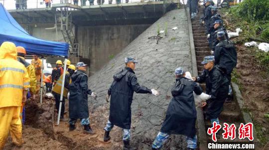 浙江江山500多人投入浙赣铁路抢险 计划连夜爆破作业。