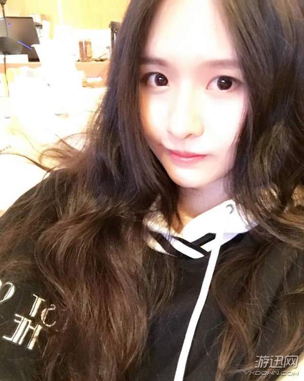 斗鱼一姐阿冷直播间太吓人 不直播土豪也狂刷