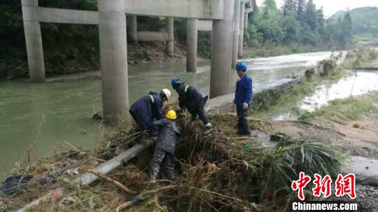 浙江江山500多人投入浙赣铁路抢险 计划连夜爆破作业。