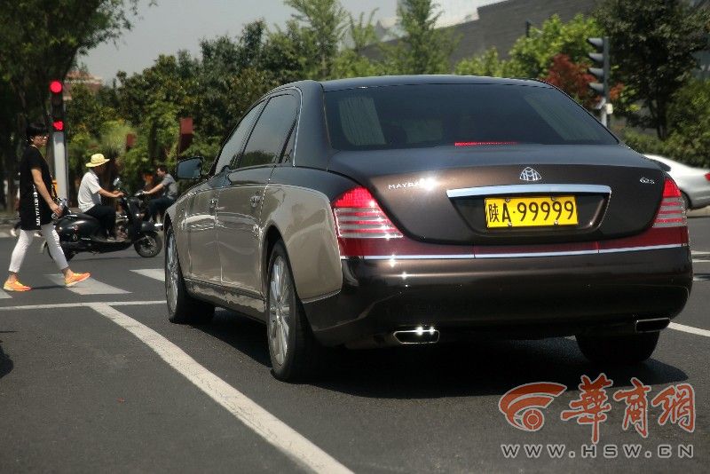 西安现马云同款豪车 挂黄牌车号99999引人注