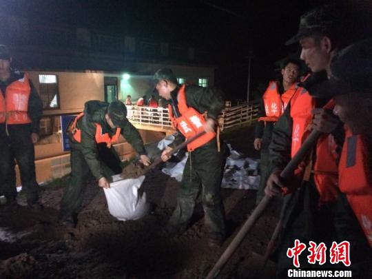 队伍官兵连夜在梅溪流域前畈抗洪抢险 兰成龙 摄