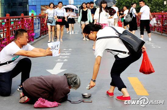 一名年轻女士看到午先生手里“职业乞丐”的牌子后,仍然给该乞丐1元钱。