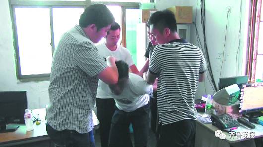 民警在快递公司将嫌犯李某抓获。(视频截图)