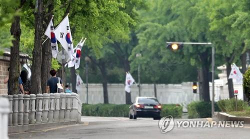 资料图片：6月25日，在韩国总统府，一辆汽车徐徐驶过。（图片来源：韩联社）