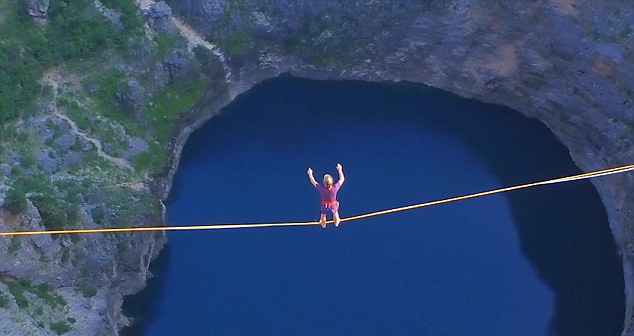 惊险!航拍奥地利超胆侠250米高空走扁带|扁带