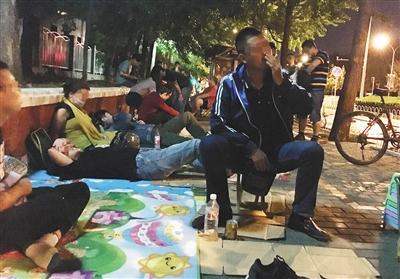 6月8日晚11时许，北京大学口腔医院门外的人行道上已排起长队，其中有20多人为兼职号贩子。A06-A07版摄影/新京报记者 大路