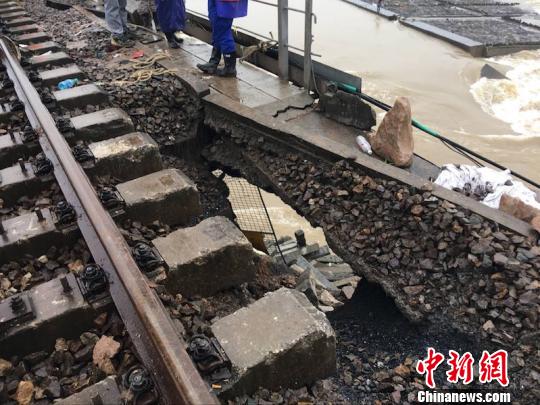 浙江江山500多人投入浙赣铁路抢险 计划连夜爆破作业。