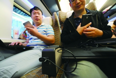 在“复兴号”动车的车厢内实现了WiFi网络全覆盖,设置不间断的旅客用220V电源插座