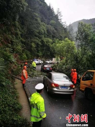 遂昌受暴雨侵袭，部分道路中断。遂昌宣传部提供