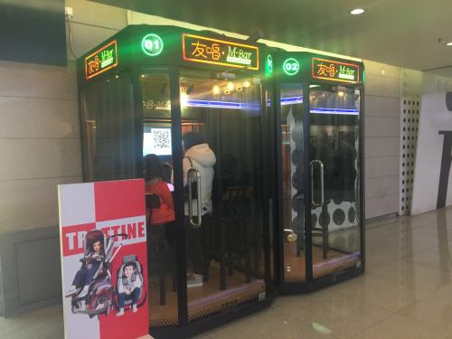 在北京国贸地铁,地下人行通道内也出现了迷你KTV。中新网 吴涛 摄