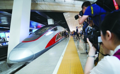 今天上午,“复兴号”率先在京沪高铁两端的北京南站和上海虹桥站双向首发,分别担当G123次和G124次高速列车。图为由北京南站开出的G123次列车