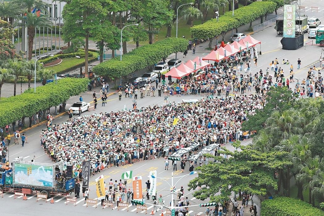 “看见亚泥抢救太鲁阁”大游行，超过八千人上街，呼吁矿业改革、要求撤销亚洲水泥矿权展延。（图片来源：台湾《联合报》）