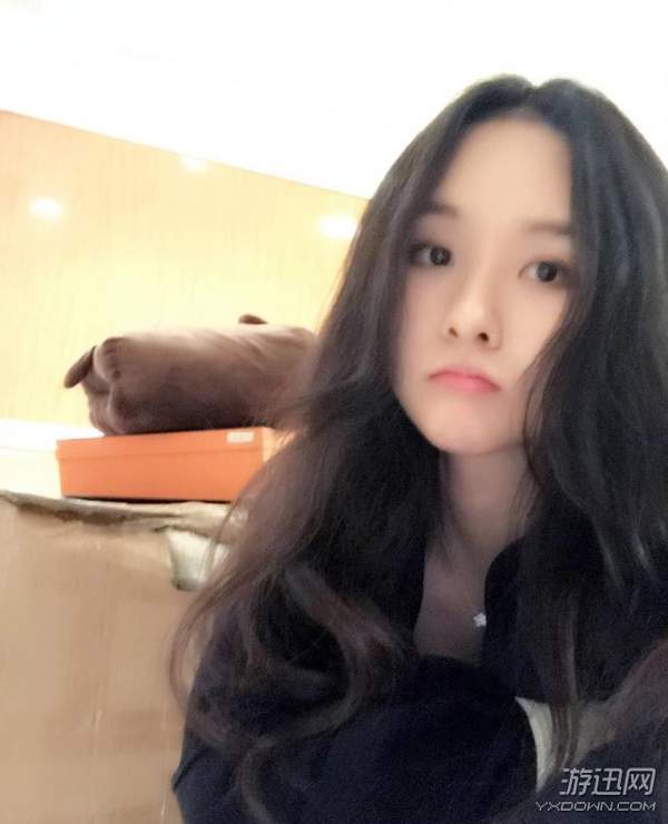 斗鱼一姐阿冷直播间太吓人 不直播土豪也狂刷