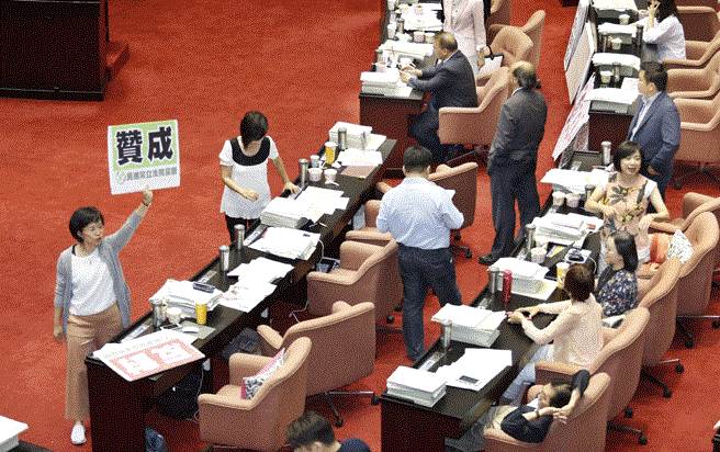  台湾“立法院”27日临时会处理“公务人员退休资遣抚恤法”，在全案表决中，民进党以人数优势三读通过。（图片来源：台湾《中时电子报》）