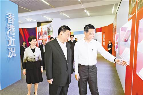 习近平在参观香港回归祖国20周年成就展时强