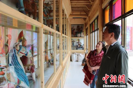 游客参观“格萨尔文化传承保护基地”。 恰嘎觉如 摄