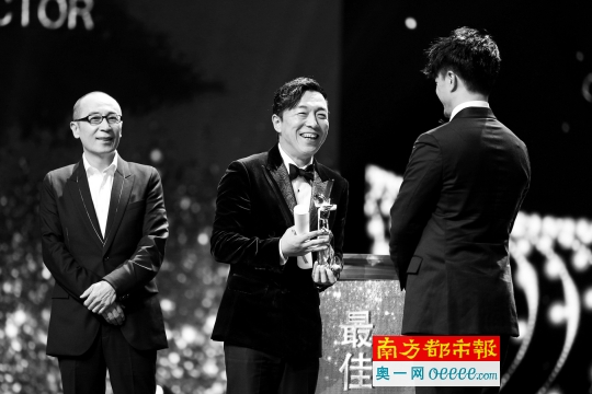黄渤（中）在导演曹保平（左一）和段奕宏（右一）手中领取最佳男主角奖，成为当晚难得的高潮。